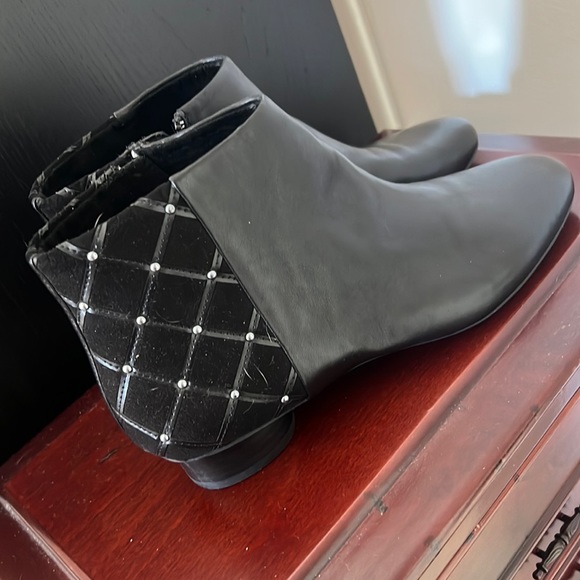 Karl Lagerfeld size 8 Leather Booties - Picture 1 of 2